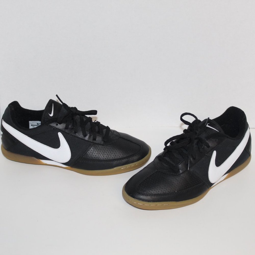 Nike Mens Davinho Athletic Indoor Soccer Sneaker
